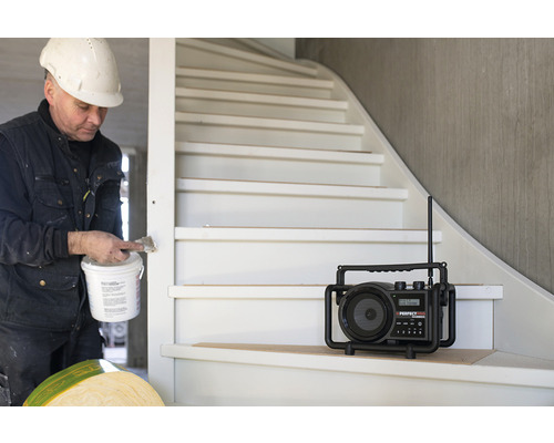 "Handwerker streicht Treppe