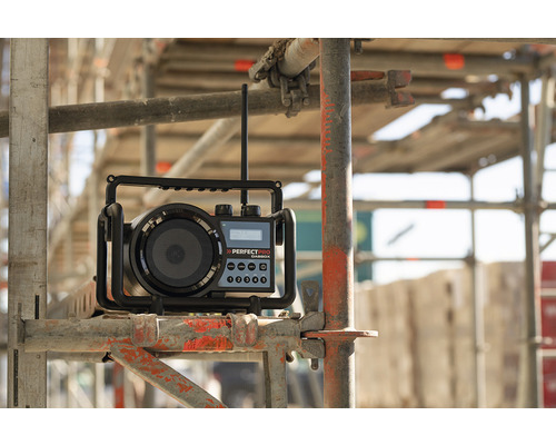 Baustellenradio auf einem Baugerüst