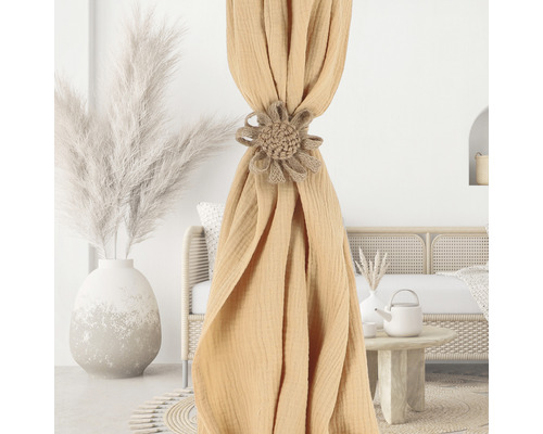 Dekorativer Vorhang mit Blumengardinenhalter in einem hellen Wohnzimmer