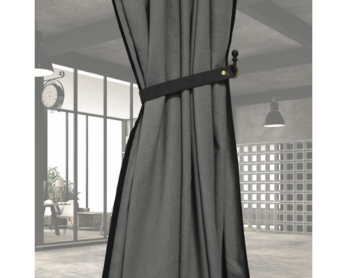 Dekorativer Vorhang mit Halterung im modernen Wohnraum.