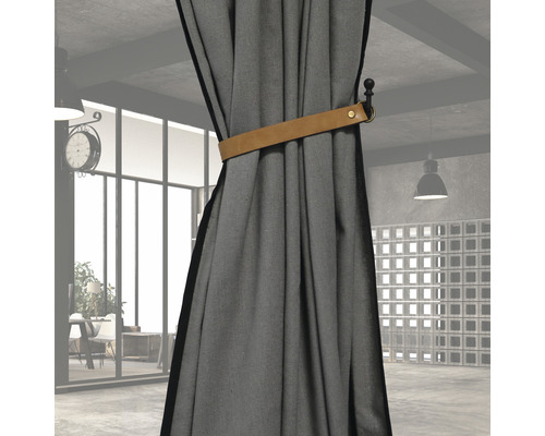 Grauer Vorhang mit braunem Lederband in einem Raum.