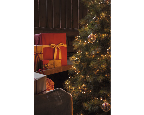 Weihnachtsbaum mit Lichtern und Geschenken