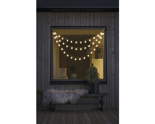 Fenster mit Lichterkette, Bank und Dekoration