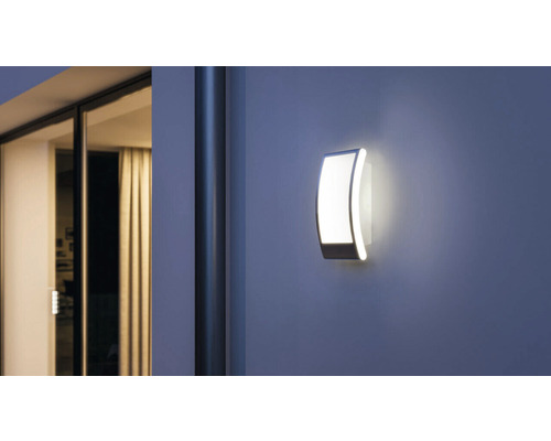 Moderne Außenwandleuchte mit integrierter LED-Technik für eine stimmungsvolle Beleuchtung im Außenbereich