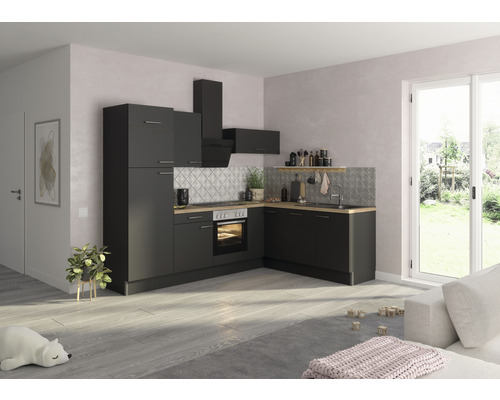 Moderne Küche mit Küchenschränken, Dunstabzugshaube und Spüle in einem hellen Raum