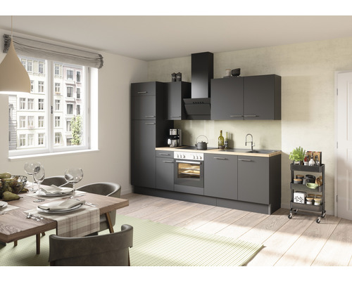 Moderne Küche mit Esstisch und Stühlen in einem hellen Raum.