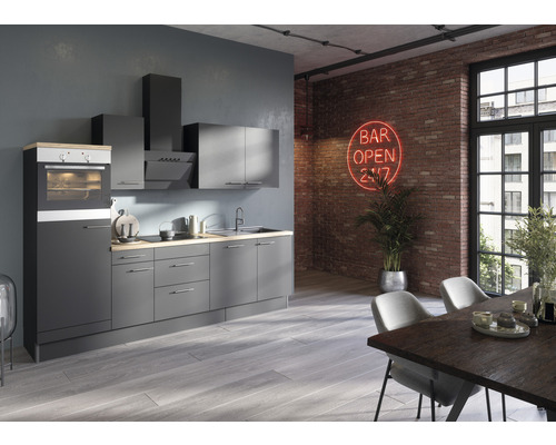 Moderne Küche mit grauen Schränken, Spüle und Elektrogeräten in einem Raum mit Backsteinmauer