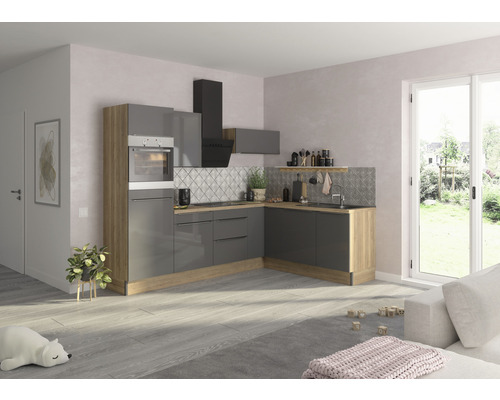 Helle, moderne Küche mit grauen Schränken, Holzelementen und schwarzer Dunstabzugshaube.