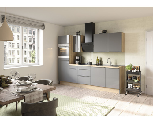 Helle Küche mit Esstisch und Stühlen