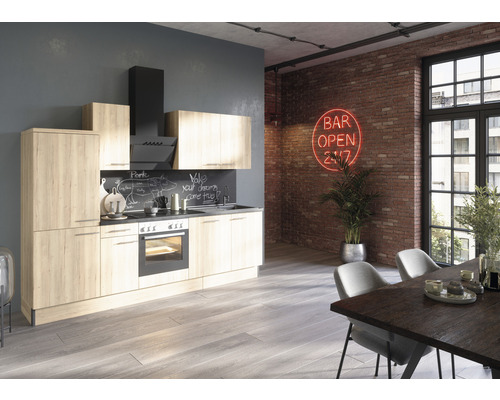 Helle Küche mit Esstisch in modernem Industriedesign