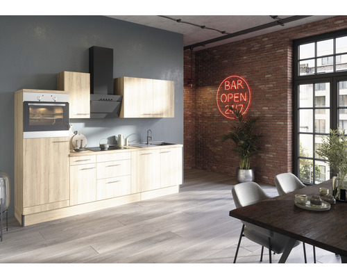 Moderne Küche mit hellen Holzfronten, Dunstabzugshaube und Einbaubackofen in einem loftartigen Raum