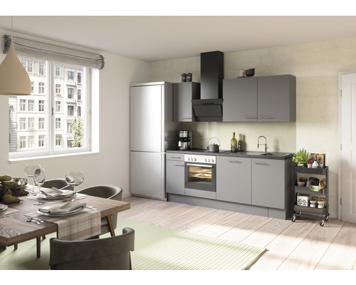 Helle Küche mit Esstisch und Küchenzeile