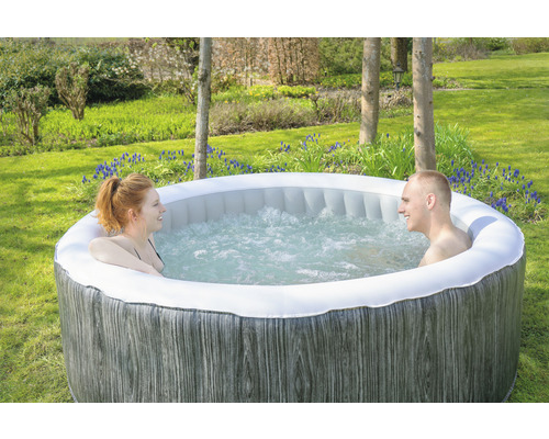 Aufblasbarer Whirlpool mit zwei Personen im Garten