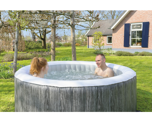 Aufblasbarer Whirlpool mit zwei Personen im Garten