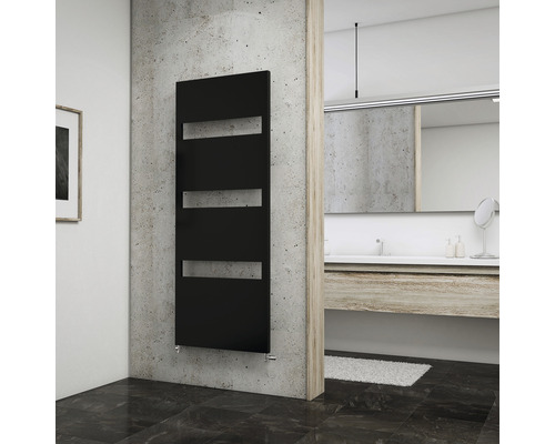 SCHULTE Designheizkörper Turin 1543 x 505 mm anthrazit matt mit Mittelanschluss Schwarzer Badheizkörper mit horizontalen Aussparungen an einer Betonwand in einem Badezimmer.