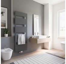 Modernes Badezimmer mit Handtuchheizkörper, Bidet und Waschtisch