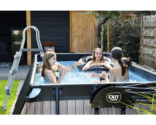 Szene mit einem rechteckigen Gartenpool, einer Leiter und spielenden Personen im Wasser