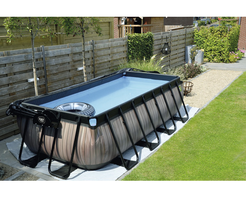 Rechteckiger Pool mit Rahmen im Garten