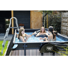 Szene mit Jugendlichen in einem rechteckigen Aufstellpool mit Leiter und Exit Toys Logo