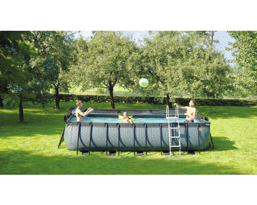 Rechteckiger Stahlrahmenpool im Garten mit spielenden Personen und Leiter