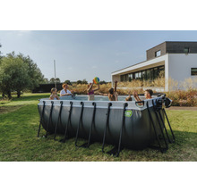 Familie mit Kindern im EXIT Toys Frame Pool im Garten