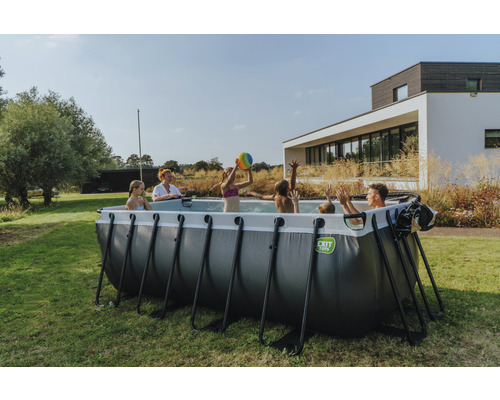 Familie mit Kindern im EXIT Toys Frame Pool im Garten