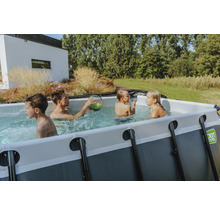 Familie mit Kindern in einem EXIT Toys Schwimmbecken im Garten