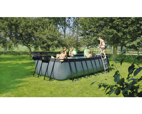 Rechteckiger Frame Pool mit Leiter und Menschen im Garten