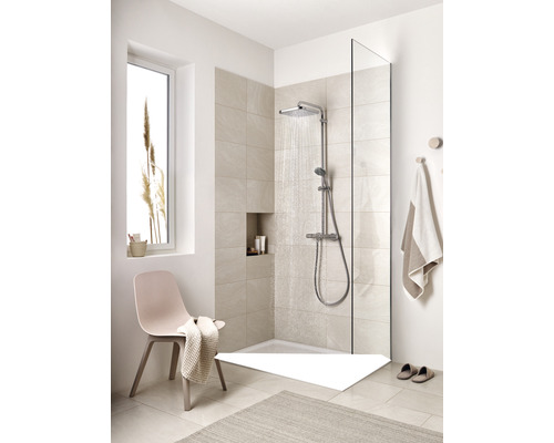 Helles Badezimmer mit Dusche, Duscharmatur, Duschwand, Stuhl und Teppich