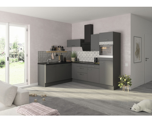 Moderne Küche mit grauen Schränken, Dunstabzugshaube und Backofen in einem hellen Raum.