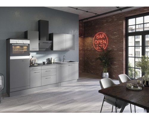 Moderne Küche mit Einbaubackofen, Dunstabzugshaube und Hängeschränken vor einer Ziegelwand