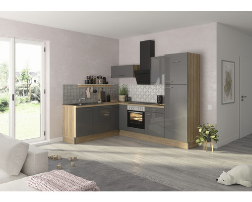 Moderne Küche mit grauen Schränken, Holzelementen und Dunstabzugshaube in einem hellen Raum.