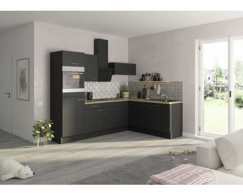 Moderne Küche mit Küchenschränken, Dunstabzugshaube und Regalen