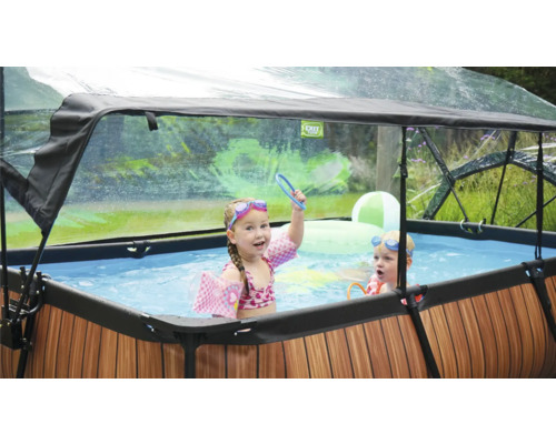 Aufblasbarer Pool mit Überdachung und spielenden Kindern im Garten