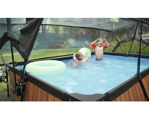 Pool mit Überdachung, Kinder spielen mit Schwimmreifen und Ball im Wasser