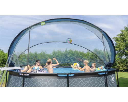 Aufbaubecken mit Überdachung und spielenden Kindern im Garten