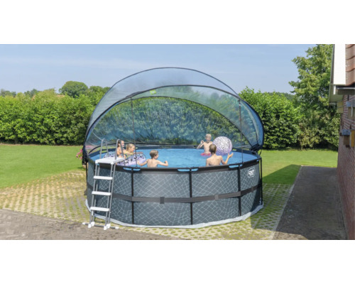 Aufblasbarer Pool mit Abdeckung, Leiter und spielenden Kindern im Garten.