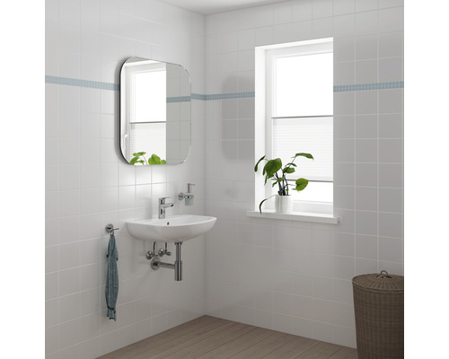 Helles Badezimmer mit Waschbecken, Spiegel und Fenster für einladendes Ambiente.