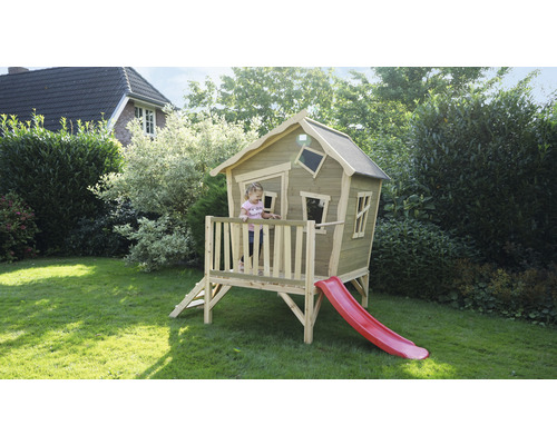 Spielhaus aus Holz mit Rutsche im Garten