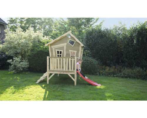 Spielhaus aus Holz mit Rutsche im Garten und spielendem Kind