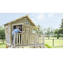 Holzspielhaus mit Rutsche und zwei Kindern im Garten