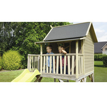 Holzspielhaus mit Rutsche im Garten, zwei Kinder im Spielhaus