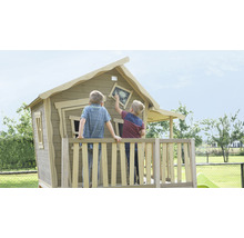 Holzspielhaus mit zwei spielenden Kindern auf der Veranda