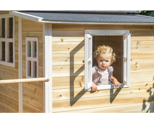 Spielhaus aus Holz mit Kind am Fenster