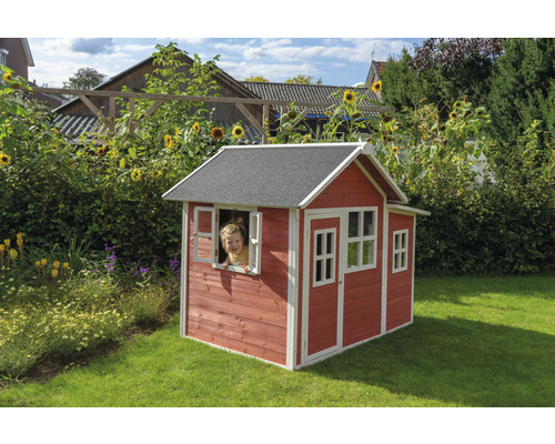 Holzspielhaus im Garten mit Kind am Fenster