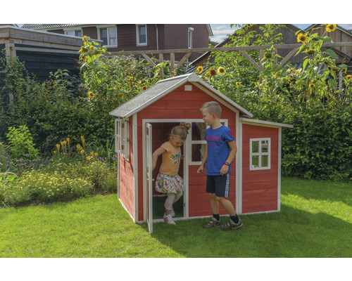 Kinderspielhaus aus Holz mit zwei Kindern im Garten.