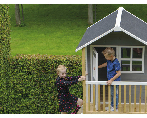 Kinderspielhaus mit zwei Kindern im Garten