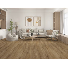 Wohnzimmer mit Sofa, Sessel und Holzboden