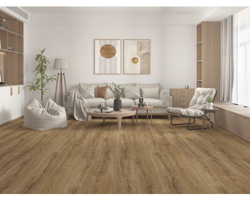 Wohnzimmer mit Sofa, Sessel und Holzboden