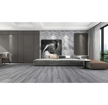 Modernes Wohnzimmer mit grauen Holzböden, Couch, Kunstwerk und Vorhängen